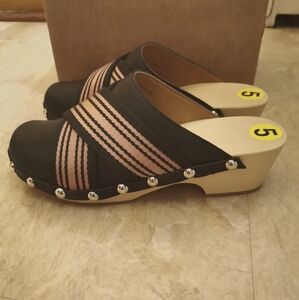 Hunter new sandals size 5